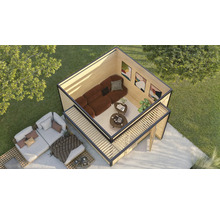 Draufsicht auf eine moderne Gartenlounge mit Holzelementen, braunem Sofa und weißen Outdoor-Möbeln auf einer Rasenfläche