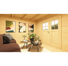 Helles Holzzimmer mit Sofa, Tischen, Pflanzen und Bildern an der Wand