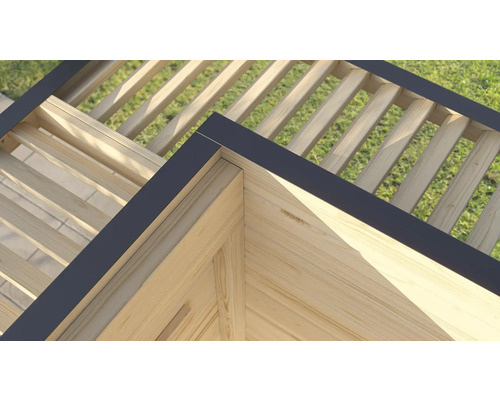 Detailansicht einer Holzpergola mit dunklem Rahmen