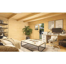 Helles Holzhaus-Interieur mit Wohnbereich, Schreibtisch und Gartenzugang.