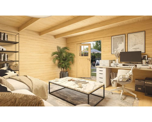 Helles Holzhaus-Interieur mit Wohnbereich, Schreibtisch und Gartenzugang.