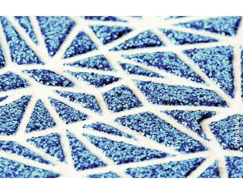 Nahaufnahme von blauen Glitzersteinen auf weißem Untergrund