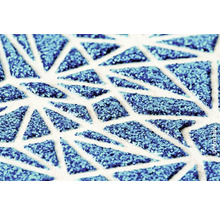 Nahaufnahme von glitzernden, geometrischen Formen auf einer Oberfläche