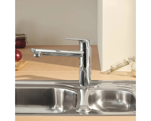 Küchenarmatur aus Metall auf einer Spüle