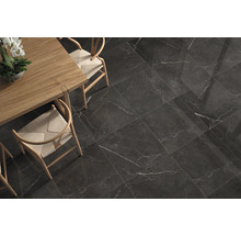 Esszimmer mit Tisch, Stühlen und Fliesenboden in Marmoroptik