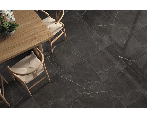 Esszimmer mit Tisch, Stühlen und Fliesenboden in Marmoroptik