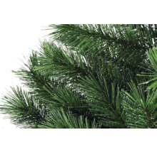 Detailaufnahme eines künstlichen Weihnachtsbaums mit grünen Nadeln
