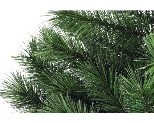 Detailaufnahme eines künstlichen Weihnachtsbaums mit grünen Nadeln
