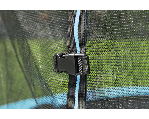 Detailaufnahme eines Sicherheitsnetzes mit Schnalle für ein Trampolin.