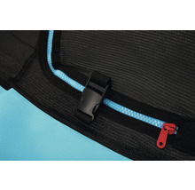 Detailaufnahme eines Trampolinnetzes mit Reißverschluss und Schnalle