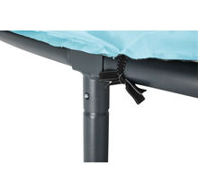 Detailansicht einer Trampolinabdeckung, die mit einem Band an einem Metallrahmen befestigt ist.