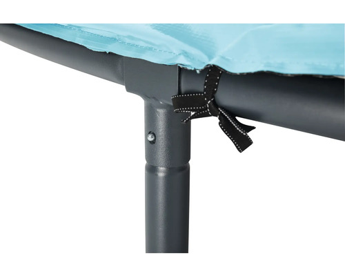 Detailansicht einer Trampolinabdeckung, die mit einem Band an einem Metallrahmen befestigt ist.