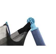 Detailaufnahme eines Trampolins mit Sicherheitsnetz und gepolsterter Stange