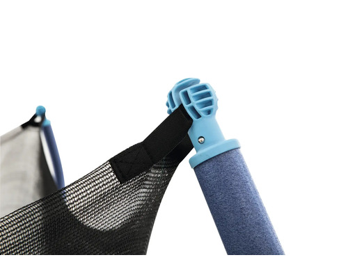 Detailaufnahme eines Trampolins mit Sicherheitsnetz und gepolsterter Stange