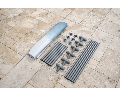 Bestandteile eines Pavillons auf dem Boden ausgebreitet: Bezug, Rohre, T-Stücke und Füße.