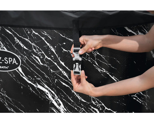 Detailaufnahme eines Whirlpools mit Schnalle