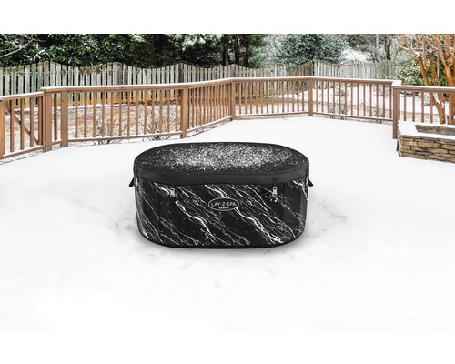 Aufblasbarer Lay-Z-Spa Ice Bath mit Marmoroptik auf einer schneebedeckten Terrasse.