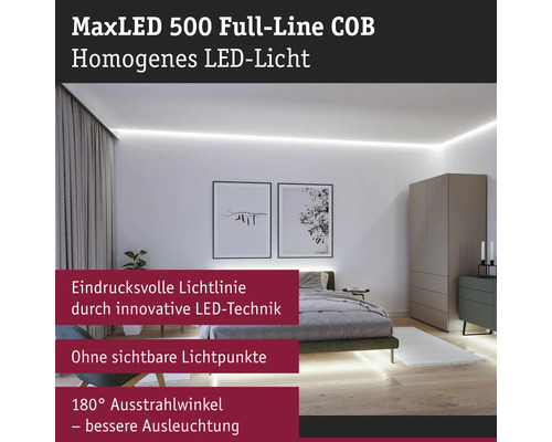 Schlafzimmer mit LED-Beleuchtung unter der Decke und unter dem Bett