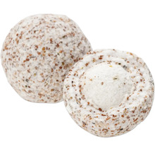 Zwei Meisenknödel für Gartenvögel, einer davon halbiert