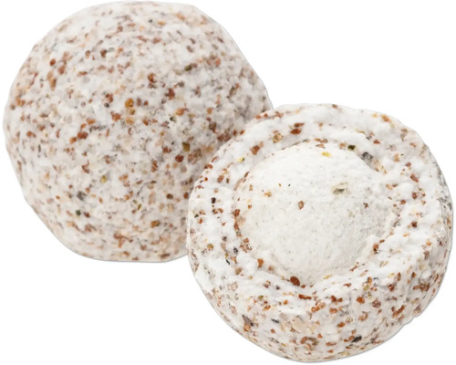 Zwei Meisenknödel für Gartenvögel, einer davon halbiert