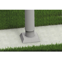 Pfostenfuß auf Betonpflaster mit Gras