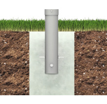 Metallpfosten in Betonfundament mit Erde und Gras