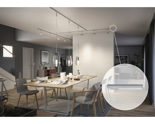 Esszimmer mit Esstisch und Deckenschiene mit Spots und Pendelleuchten.
