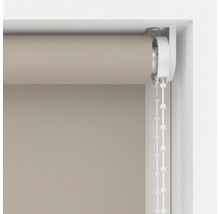 Beige Stoffrollade mit Kettenzug in einem Fensterrahmen.