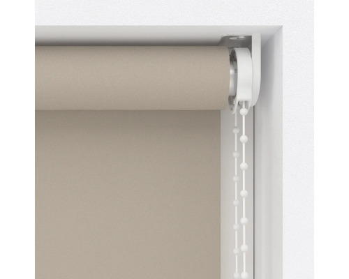 Beige Stoffrollade mit Kettenzug in einem Fensterrahmen.