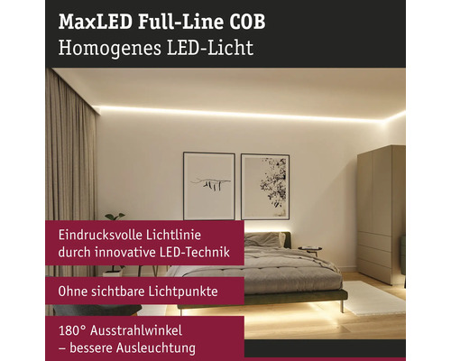 Schlafzimmer mit indirekter LED-Beleuchtung an Decke und Bett