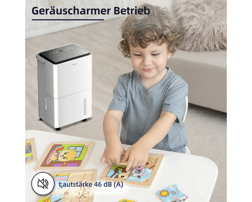 Szene mit einem Jungen, der an einem Tisch mit einem Puzzlespiel sitzt, und einem Luftentfeuchter im Hintergrund.