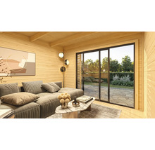 Helles Wohnzimmer mit Holzvertäfelung, Sofa und Schiebetür zum Garten