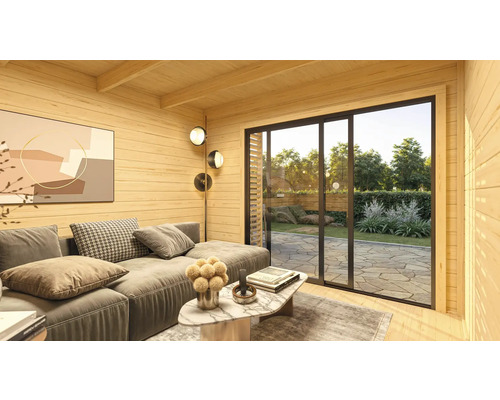 Helle Holzwand mit Sofa, Couchtisch und Schiebetür zum Garten