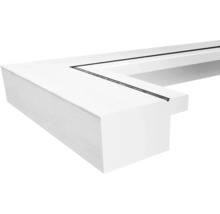 Eckdetail eines weißen Türrahmens mit Dichtung