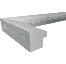 Eckdetail eines silberfarbenen Fotorahmens mit Holzstruktur