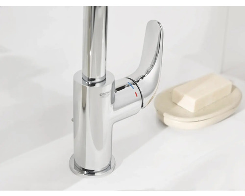 Glänzender Wasserhahn von Grohe neben Seife