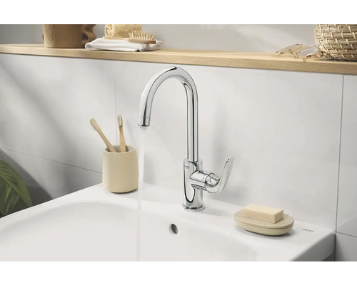 Modernes Badezimmer mit Waschbecken, Armatur von Grohe und Bambuszahnbürsten