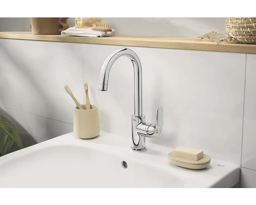 Waschtischarmatur im Badezimmer mit Zahnbürsten und Seife