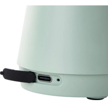 Detailansicht einer mintfarbenen Lampe mit USB-Anschluss