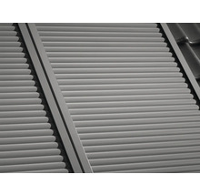 Detailansicht eines geschlossenen Rollladens am Fenster