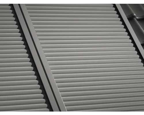 Detailansicht eines geschlossenen Rollladens am Fenster