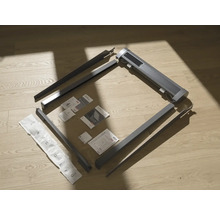 Komponenten für ein Sonnenschutzsystem auf einem Holzboden.