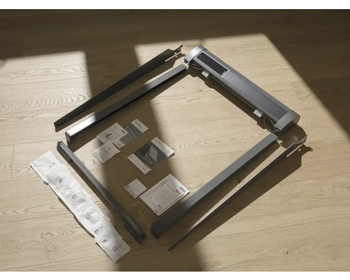 Komponenten für ein Sonnenschutzsystem auf einem Holzboden.