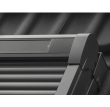 Detail einer Rollladenanlage mit Solarpanel