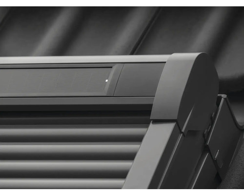 Detail einer Rollladenanlage mit Solarpanel