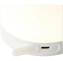 Detailansicht einer weißen Lampe mit USB Anschluss