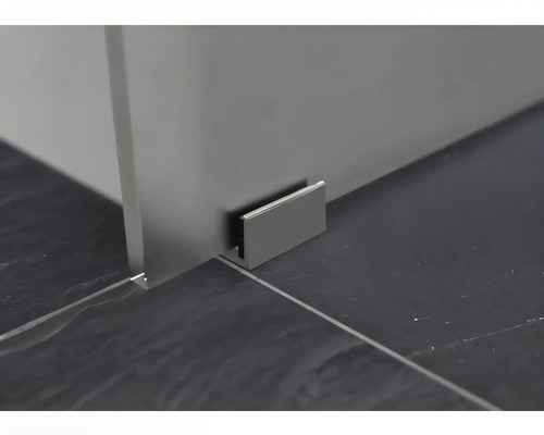 Detail einer Duschkabine mit Wandhalterung auf dunklem Fliesenboden