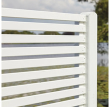 Holzzaun mit horizontalen Lamellen für den Garten