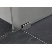Detail einer Duschkabine mit Metallbefestigung am Boden
