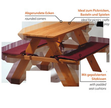 Holz-Picknicktisch mit abgerundeten Ecken und gepolsterten Sitzkissen